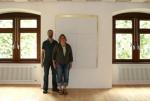 Pascale und Turan Dardagan nach erfolgter Montage ihres Wandkreuzes im Rupert Mayer Hörsaal des Wilhelmsstiftes
